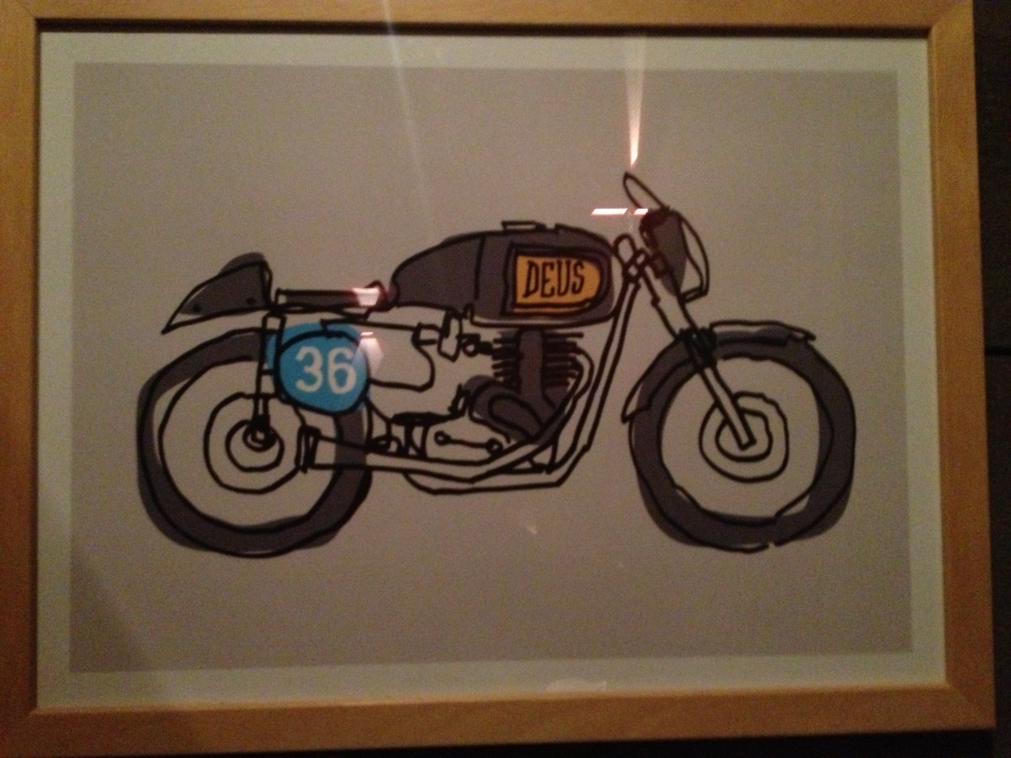 Oil13 - Deus ex Machina Milán - Logo Bike Right side