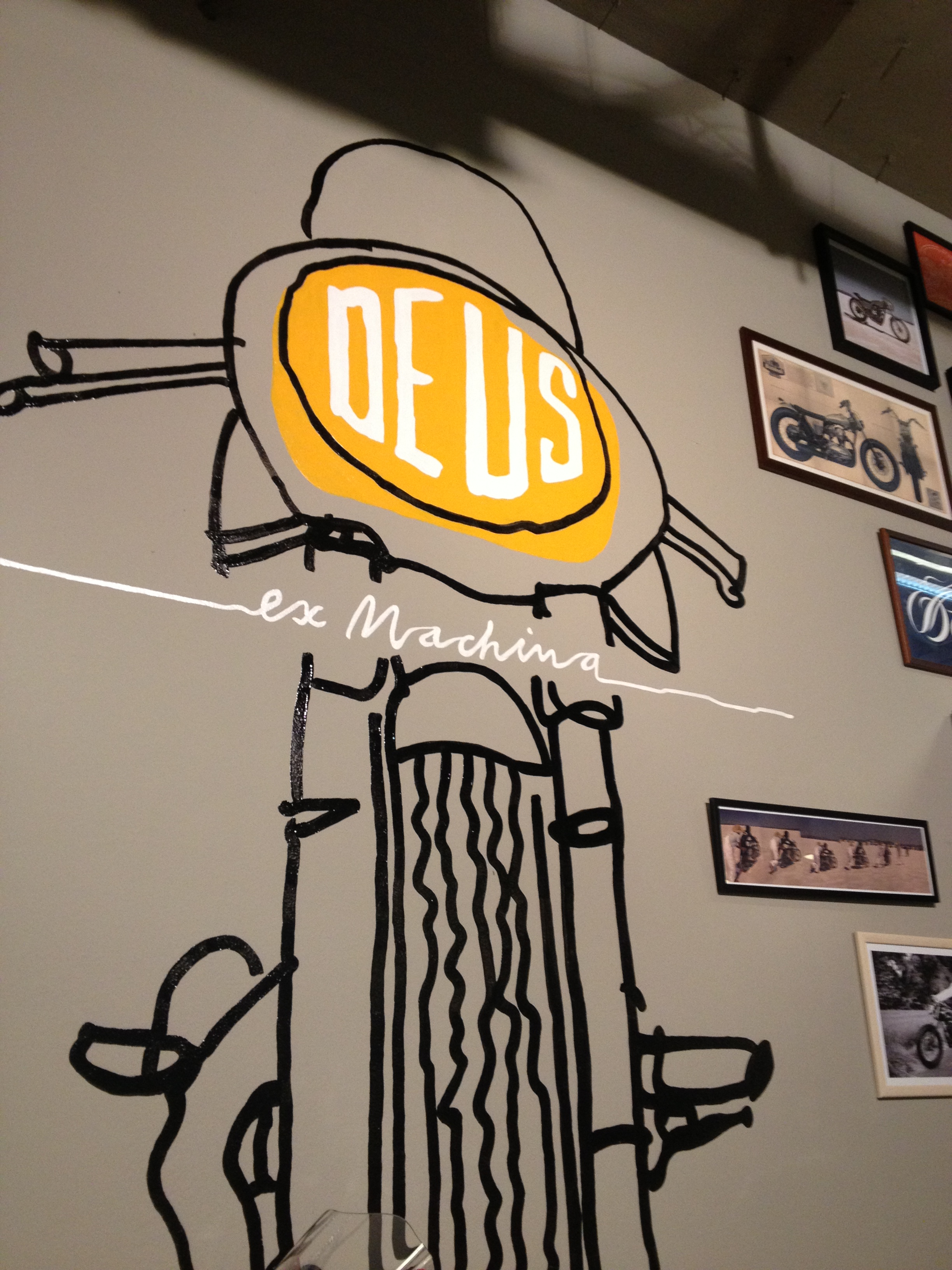 Oil13 - Deus ex Machina Milán - Logo Bike