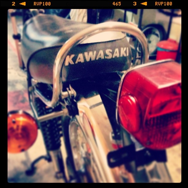 Oil13 - Kawasaki Kz400 D4 - Seat Detail